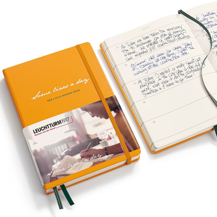 Cuaderno Graphic Thinking abierto con pluma
